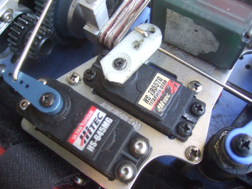 Kyosho Inferno GT - Hitec HS_645MG and HS_7955TG Servo