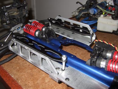 Battery tray mounted on the chassis with Xray battey straps